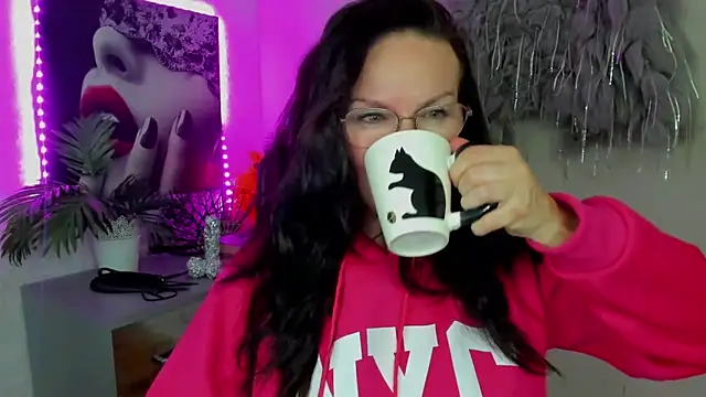 Snapshot of HelenLuxx chatting on February 2026 03:24:01 PM HelenLuxx online show from February 2026 03:24:01 PM