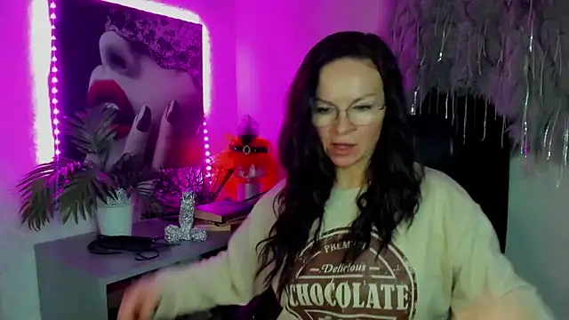 Snapshot of HelenLuxx chatting on February 2026 07:21:02 AM HelenLuxx online show from February 2026 07:21:02 AM