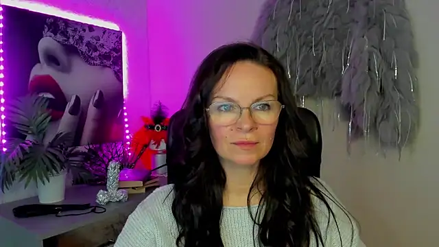 Snapshot of HelenLuxx chatting on March 2026 04:14:02 PM HelenLuxx online show from March 2026 04:14:02 PM