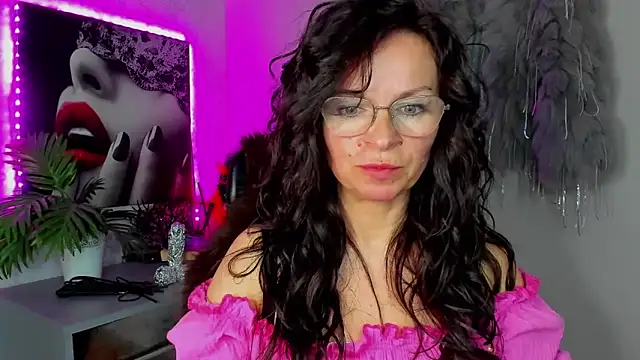 Snapshot of HelenLuxx chatting on April 2026 04:23:02 PM HelenLuxx online show from April 2026 04:23:02 PM