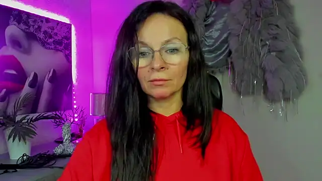 Snapshot of HelenLuxx chatting on December 2025 05:28:02 PM HelenLuxx online show from December 2025 05:28:02 PM