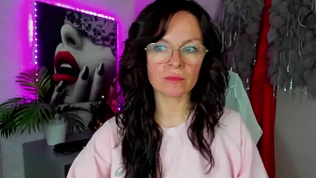 HelenLuxx online show from April 2026 03:05:01 PM