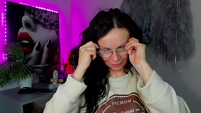 Snapshot of HelenLuxx chatting on April 2026 02:43:01 PM HelenLuxx online show from April 2026 02:43:01 PM