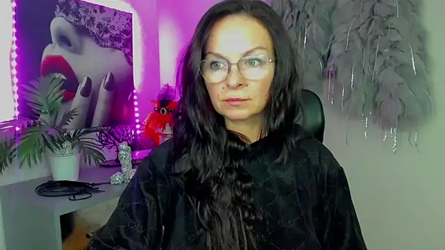 Snapshot of HelenLuxx chatting on February 2026 03:18:01 PM HelenLuxx online show from February 2026 03:18:01 PM