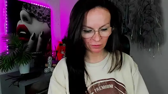 Snapshot of HelenLuxx chatting on April 2026 02:57:02 PM HelenLuxx online show from April 2026 02:57:02 PM