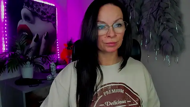 Snapshot of HelenLuxx chatting on February 2026 04:06:02 PM HelenLuxx online show from February 2026 04:06:02 PM