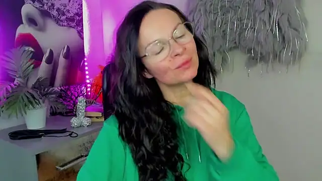 Snapshot of HelenLuxx chatting on February 2026 03:34:02 PM HelenLuxx online show from February 2026 03:34:02 PM