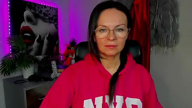 Snapshot of HelenLuxx chatting on March 2026 04:30:01 PM HelenLuxx online show from March 2026 04:30:01 PM