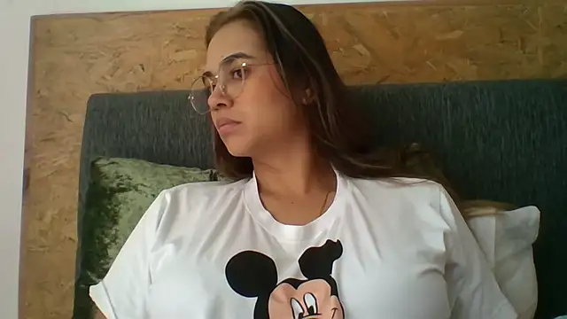 trianabell online show from December 2025 03:24:01 PM