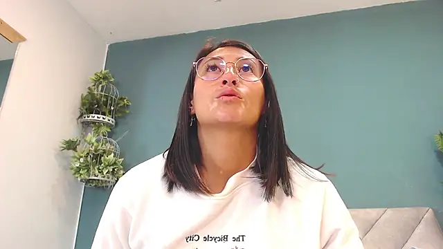 Snapshot of SharisWillian chatting on July 2026 03:28:01 AM SharisWillian online show from July 2026 03:28:01 AM