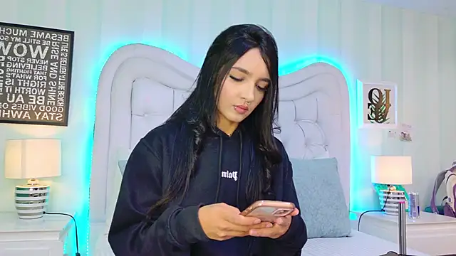 Snapshot of MiaSweeths chatting on October 2025 07:25:02 PM MiaSweeths online show from October 2025 07:25:02 PM