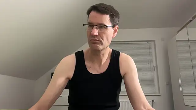 Snapshot of zxzx_cam1 chatting on February 2026 06:32:01 PM zxzx cam1 online show from February 2026 06:32:01 PM