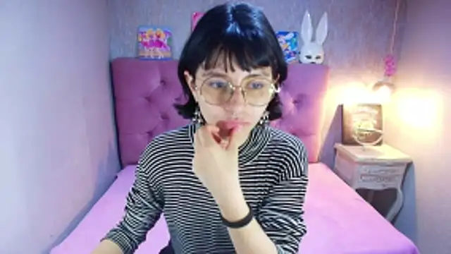 charlottemoonxz online show from April 2026 06:02:01 PM