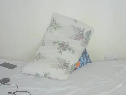 Prettyolive2 online show from October 2025 03:49:02 AM