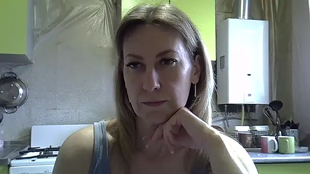 Snapshot of AshleyXHoney chatting on April 2026 07:10:01 AM AshleyXHoney online show from April 2026 07:10:01 AM