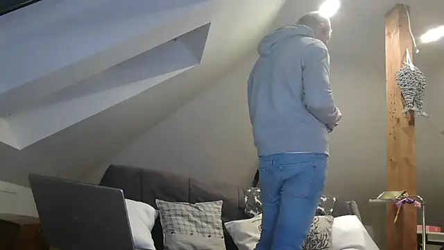 maxmueller321 online show from April 2026 09:49:02 PM