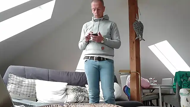 maxmueller321 online show from April 2026 08:04:01 AM