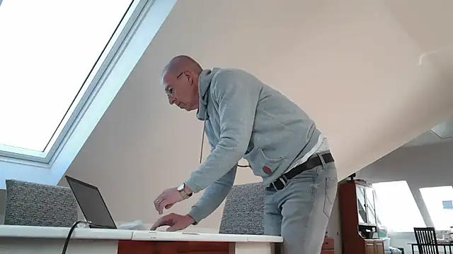 maxmueller321 online show from April 2026 09:05:02 AM