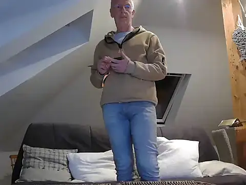 maxmueller321 online show from March 2026 06:15:01 PM