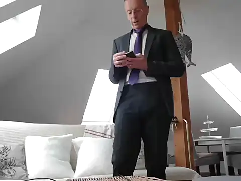 maxmueller321 online show from February 2026 12:38:01 PM