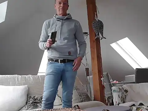 maxmueller321 online show from December 2025 10:15:02 AM