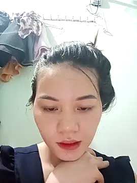 Ngoc-Trinh online show from October 2025 09:46:01 PM