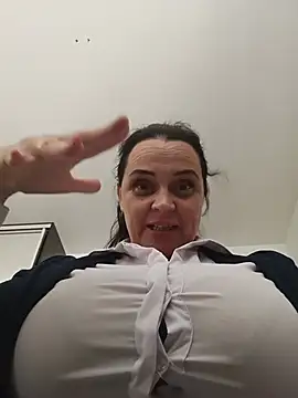 hugebobbs online show from July 2026 03:32:01 PM