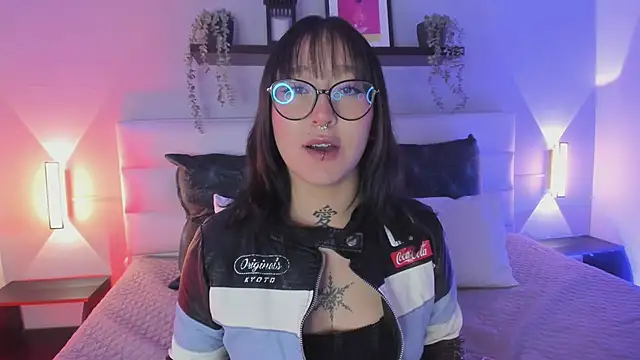 Snapshot of sofi_bakerr chatting on April 2026 11:33:01 AM sofi bakerr online show from April 2026 11:33:01 AM