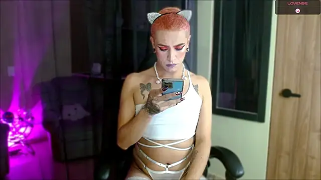 Snapshot of tevenwhiite chatting on November 2025 01:27:01 AM tevenwhiite online show from November 2025 01:27:01 AM