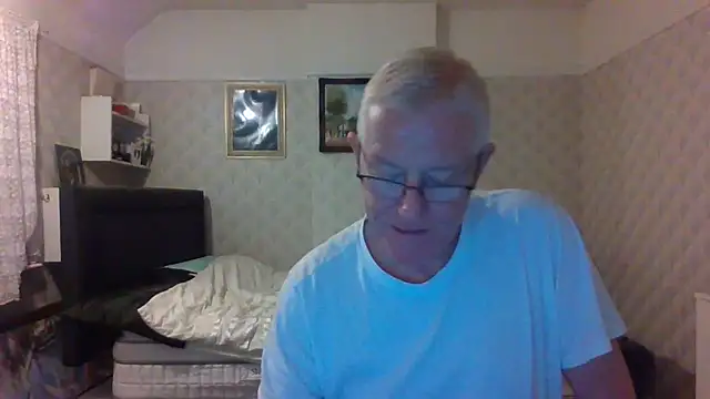 Snapshot of shaun63m chatting on September 2025 12:06:02 AM shaun63m online show from September 2025 12:06:02 AM