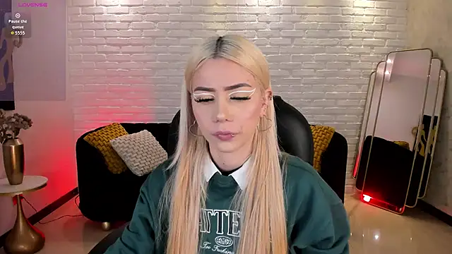 Snapshot of HannaConnor_ chatting on November 2025 08:23:01 PM HannaConnor online show from November 2025 08:23:01 PM