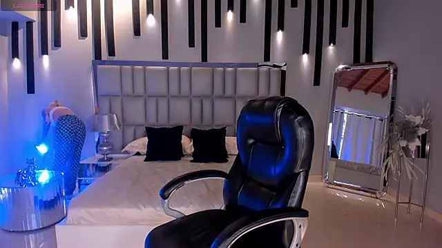 HannaConnor  online show from April 2026 07:42:01 PM