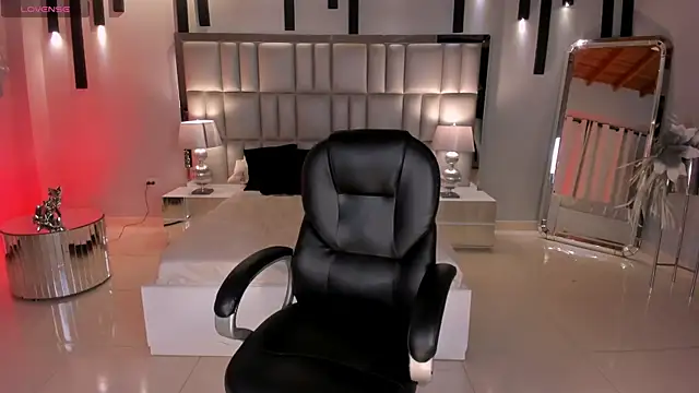 HannaConnor  online show from April 2026 11:33:02 PM