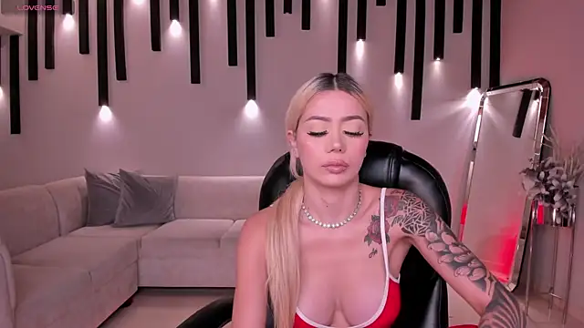 Snapshot of HannaConnor_ chatting on October 2025 06:10:02 PM HannaConnor online show from October 2025 06:10:02 PM