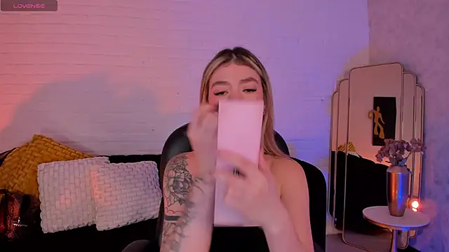 ViolettHansson online show from December 2025 06:29:02 PM