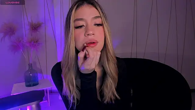 ViolettHansson online show from January 2026 11:39:02 AM