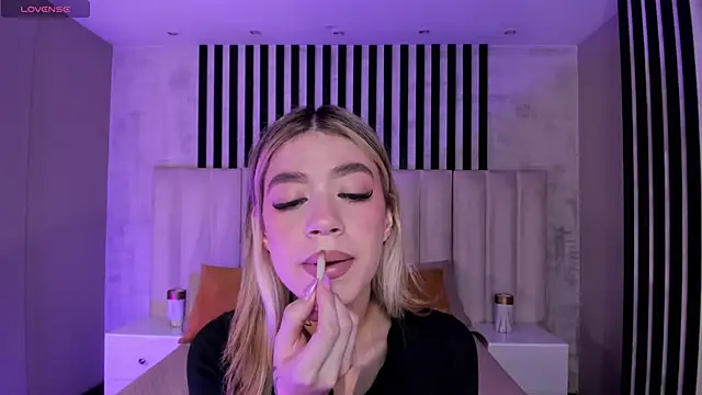 ViolettHansson online show from May 2026 10:10:02 AM