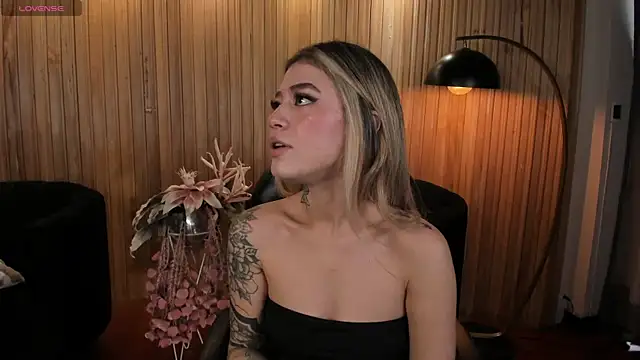 ViolettHansson online show from November 2025 06:57:02 PM