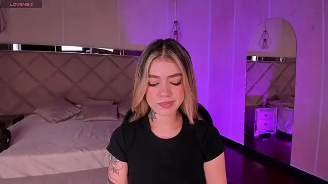 ViolettHansson online show from November 2025 06:34:02 PM