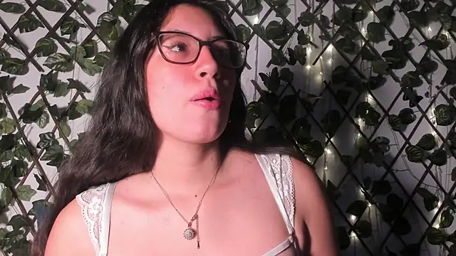 Snapshot of CoralineSanchez chatting on September 2025 03:23:02 AM CoralineSanchez online show from September 2025 03:23:02 AM