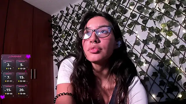 Snapshot of CoralineSanchez chatting on March 2025 03:32:01 AM CoralineSanchez online show from March 2025 03:32:01 AM