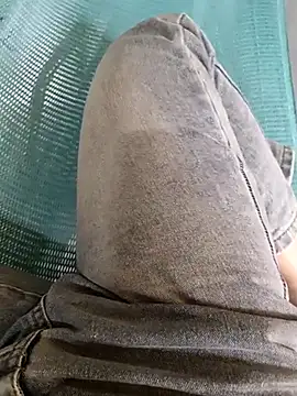 Snapshot of M_yiyi chatting on December 2025 07:18:01 AM M yiyi online show from December 2025 07:18:01 AM