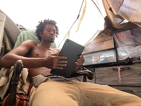 Snapshot of SlimeCrownzOut5 chatting on October 2025 04:54:02 PM SlimeCrownzOut5 online show from October 2025 04:54:02 PM