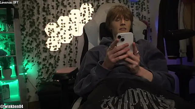 Snapshot of twinkben chatting on December 2025 09:09:02 PM twinkben online show from December 2025 09:09:02 PM