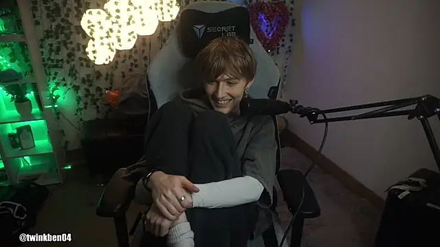 Snapshot of twinkben chatting on October 2025 08:56:01 PM twinkben online show from October 2025 08:56:01 PM