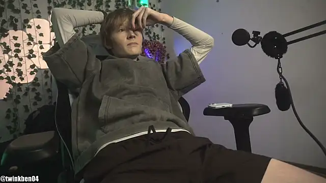 Snapshot of twinkben chatting on October 2025 07:57:02 PM twinkben online show from October 2025 07:57:02 PM