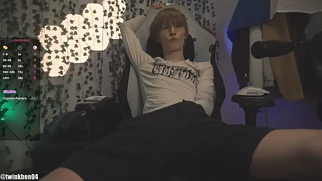 Snapshot of twinkben chatting on November 2025 10:24:01 PM twinkben online show from November 2025 10:24:01 PM