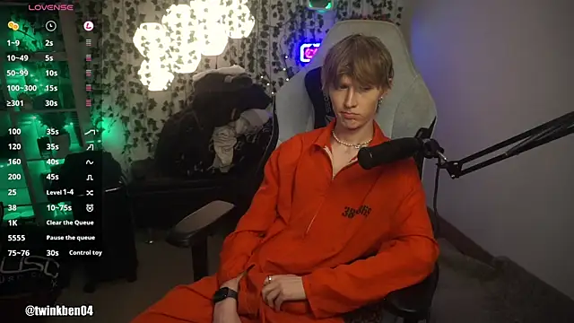 Snapshot of twinkben chatting on October 2025 08:09:01 PM twinkben online show from October 2025 08:09:01 PM