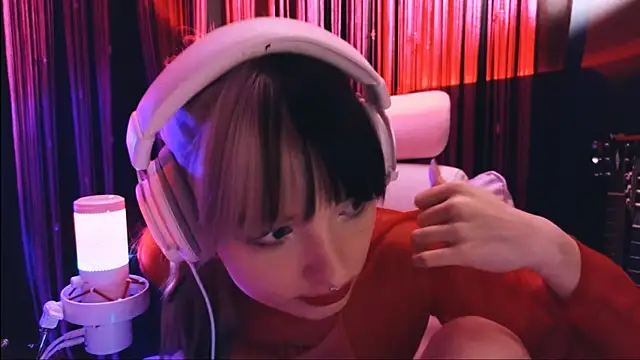 Snapshot of Avi_Nile chatting on December 2025 08:57:02 PM Avi Nile online show from December 2025 08:57:02 PM