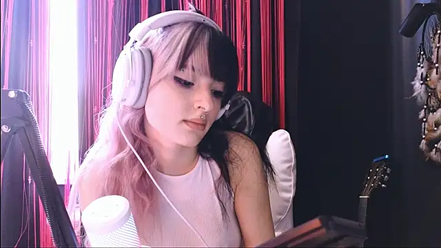 Snapshot of Avi_Nile chatting on October 2025 05:17:01 AM Avi Nile online show from October 2025 05:17:01 AM